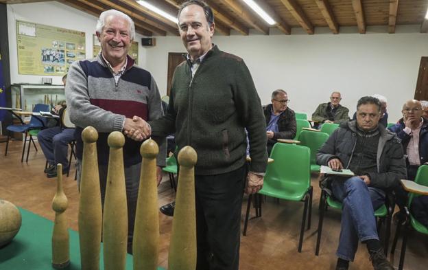 Alfredo Domingo da el relevo a José Manuel Riancho en el aula Madera de Ser./SANE