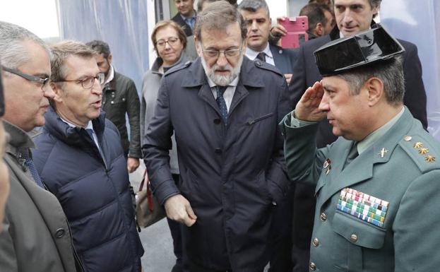 Rajoy, Alberto Nuñez Feijóo (2i) ySantiago Villanueva (i) felicitan al coronel Jambrina (d). /Lavandeira jr (Efe)