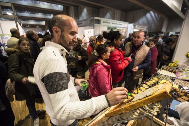 «Con 500 colmenas, una familia puede vivir holgadamente e ir de vacaciones» Rubén Varona, en su stand, en la recién celebrada Feria del Producto de Cantabria. /Javier Cotera
