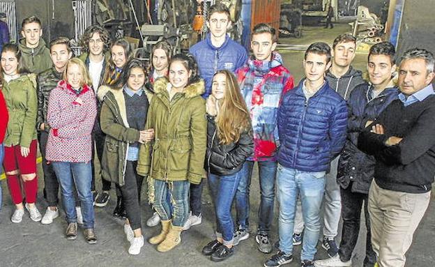 Los jóvenes conocieron las instalaciones de Faed en el Polígono Industrial de Requejada./LUIS PALOMEQUE