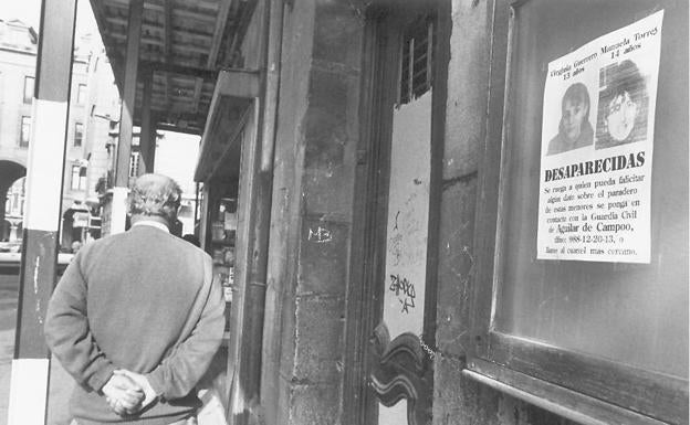 Carteles para pedir alguna información sobre las niñas en el año 1992.