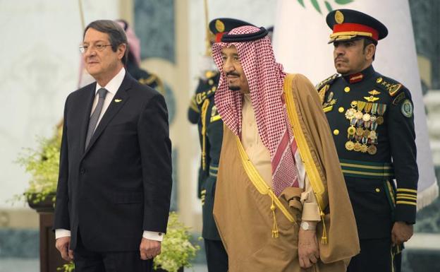 El rey Salman de Arabia Saudí (d), junto al presidente de Chipre./Afp