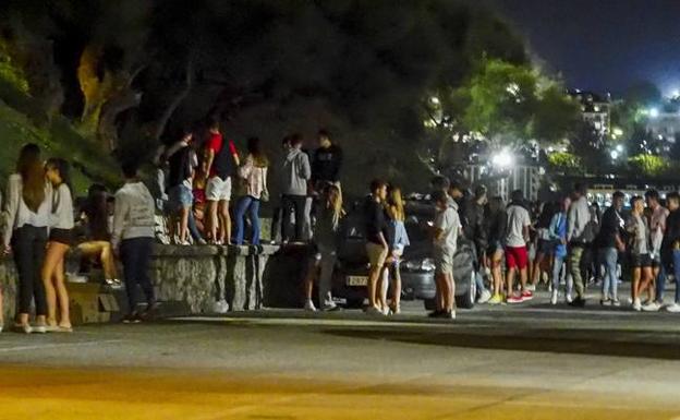 El botellón se situará en el punto de mira del programa de prevención./DM