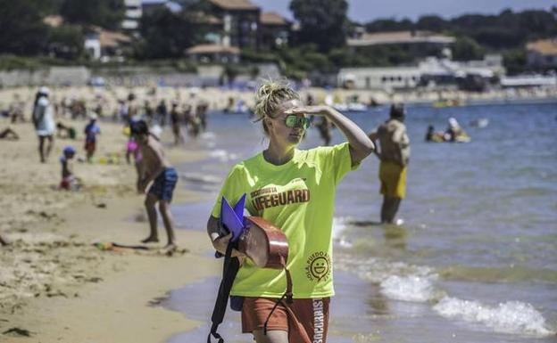 Una de las socorristas de la empresa Aunar, en los primeros días en que prestaron servicio en una playa santanderina. /Roberto Ruiz
