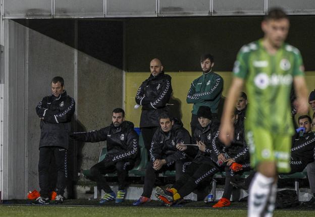Viadero, junto a su cuerpo técnico y algunos futbolistas en el banquillo de Gobela el pasado domingo. /Daniel Pedriza