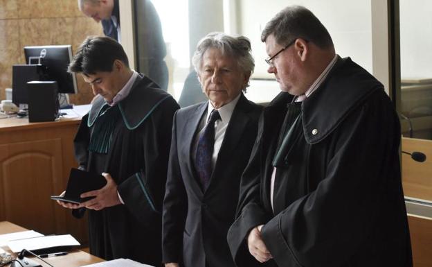 Roman Polanski (centro) conversa con sus abogados, Jerzy Stachowicz (izda) y Jan Olszewski (dcha) en los juzgados de Cracovia (Polonia), el 22 de septiembre de 2015. /Efe