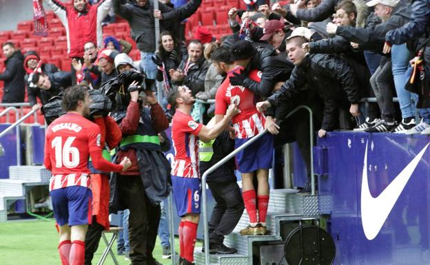 Diego Costa celebró el gol con los aficionados y fue amonestado. /Efe