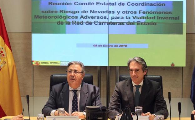 Juan Ignacio Zoido (i) e Íñigo de la Serna, titulares de Interior y Fomento./Chema Moya (Efe)