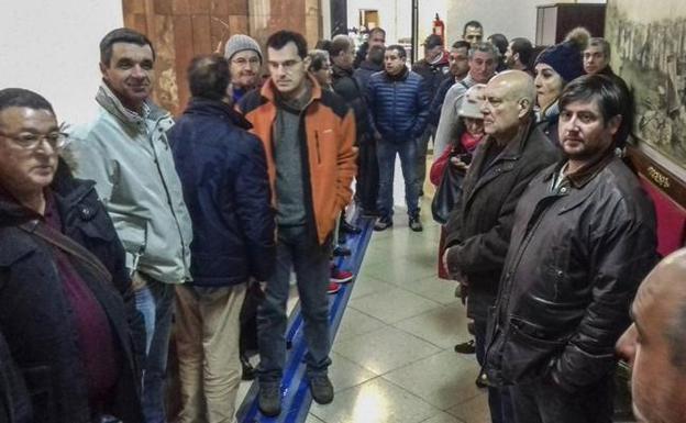 Un numeroso grupo de taxistas se desplazó ayer al Ayuntamiento. Sus representantes se reunieron con Ignacio Quirós. /DM .