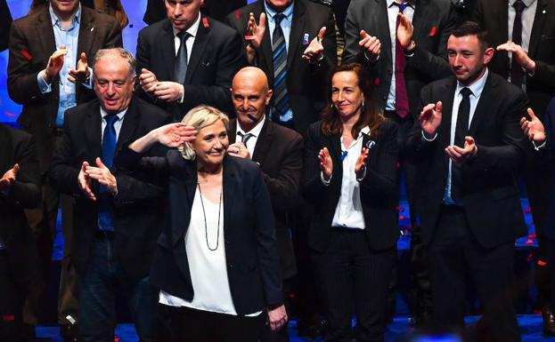 Marine Le Pen saluda en el congreso de su partido. /Philippe Huguen (Afp)
