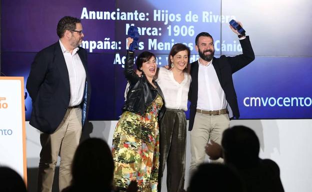 Los creadores de la campaña 'Las Meninas de Cánido' recogen el premio./Salvador Salas