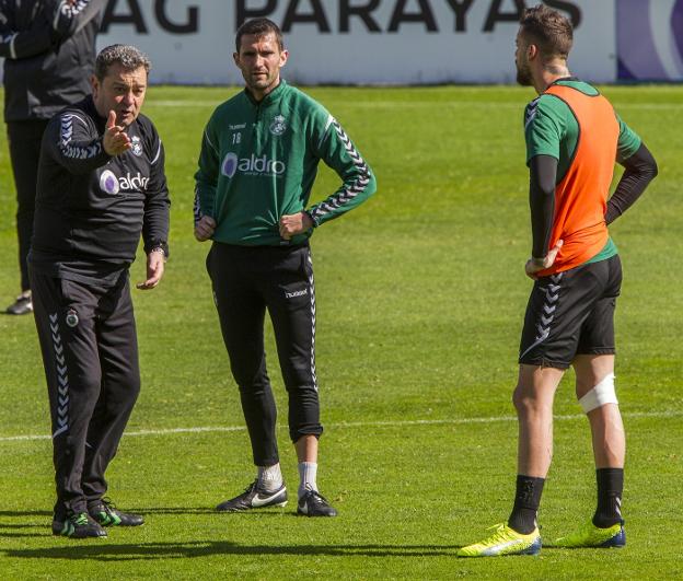 Pouso dialoga con Granero y Antonio Tomás durante el ensayo en los Campos de Sport./Alberto Aja