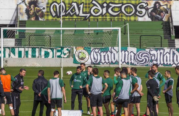 Carlos Pouso da indicaciones a sus futbolistas durante el entrenamiento del jueves en los Campos de Sport. /Alberto Aja