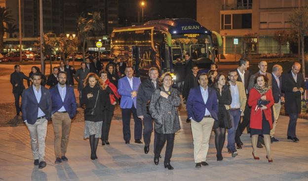 Un grupo de asistentes a la cena de empleados del banco que se celebra cada año en Santander./Daniel Pedriza
