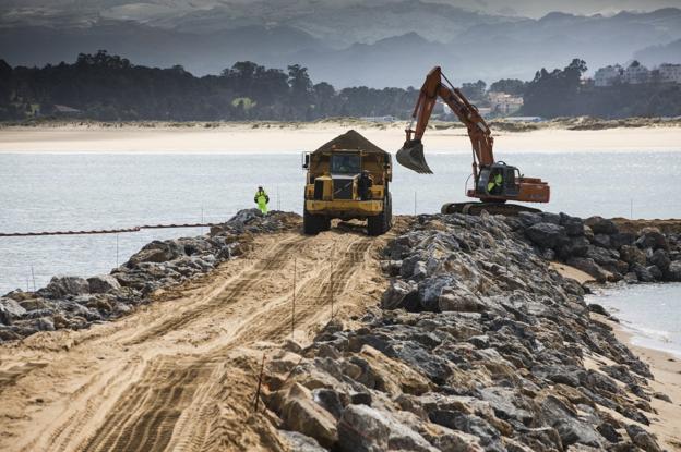 Las máquinas continuaban ayer con la controvertida construcción del dique que separa la playa de La Magdalena de Bikini. /Javier Cotera