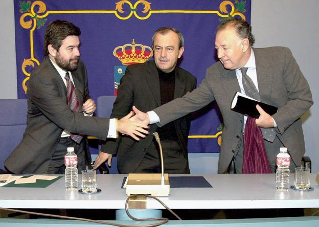 El origen. Ángel Agudo, Javier López Marcano y Santiago Díaz tras anunciar la entrada del Gobierno de Cantabria en el capital social del Racing, algo más de un año antes de la operación puente para que este último y el Grupo Sadisa abandonaran el club. Fue el prólogo del proceso que concluirá con la devolución de la marca./Esteban Cobo