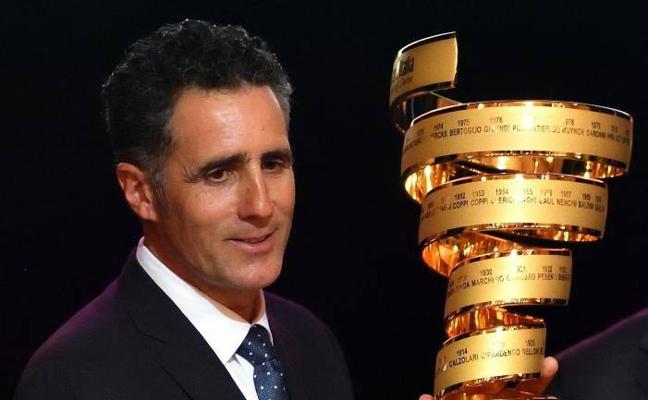 Miguel Indurain posa con el trofeo del Giro./Efe
