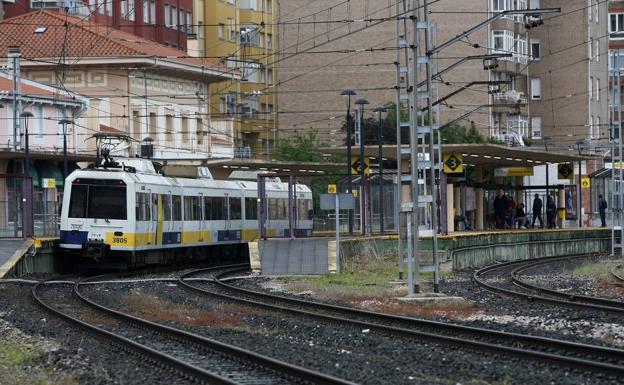 Un tren de Feve sale de la estación de Torrelavega./Luis Palomeque