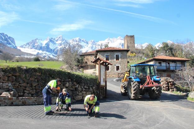 Las obras han mejorado la calle central del pueblo que llega hasta las inmediaciones de la torre medieval./Pedro Álvarez