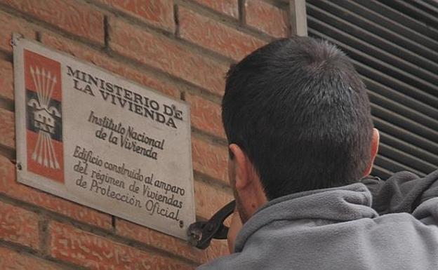 Placas con el yugo y las flechas como las que se quieren retirar/DM .