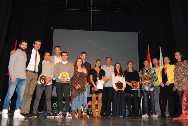 Foto de familia de la Gala del Deporte de Santoña de la pasada edición. /Ana Cobo