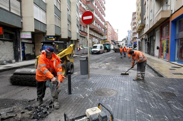 Obras de asfaltado en un tramo de la calle Julián Urbina. :/Luis Palomeque