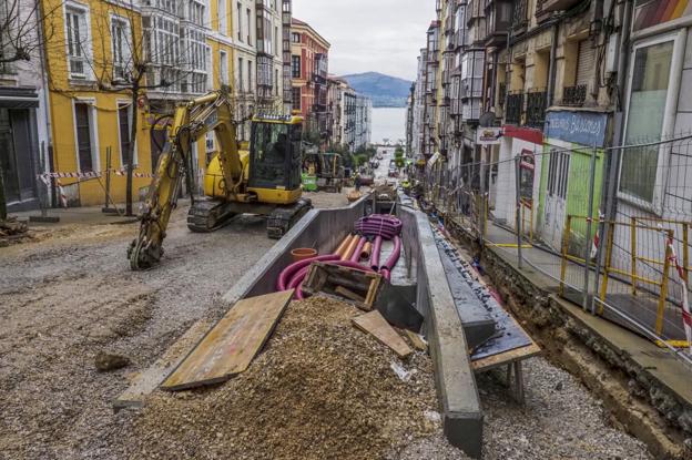 Los trabajos para la instalación de las escaleras mecánicas en Lope de Vega han obligado a cerrar toda la calle desde Santa Lucía. :/Antonio 'Sane'