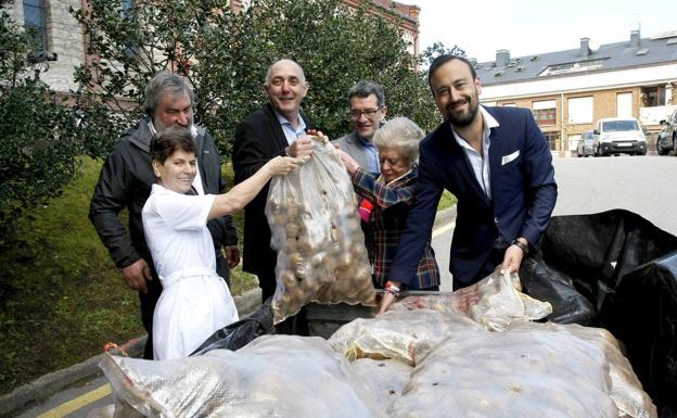Momento de la entrega de las patatas de Valderredible./Luis Palomeque