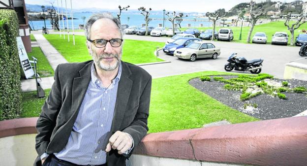 El investigador Francisco Guarner, en un descanso de sus charlas, la semana pasada, en La Magdalena. :: Roberto RUiz/