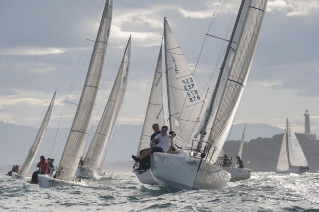 La flota de J80 navega por las aguas del Sardinero durante una de las pruebas del Circuito Montañés del año pasado./María