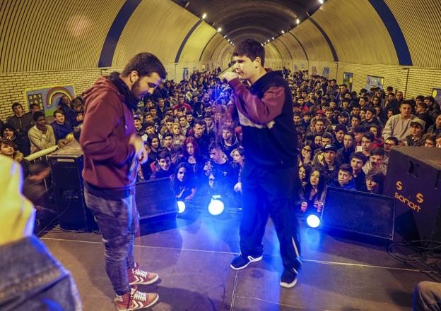 El rap reunió el año pasado a más de 400 jóvenes en el túnel del Pasaje de Peña de Santander. :/Sane