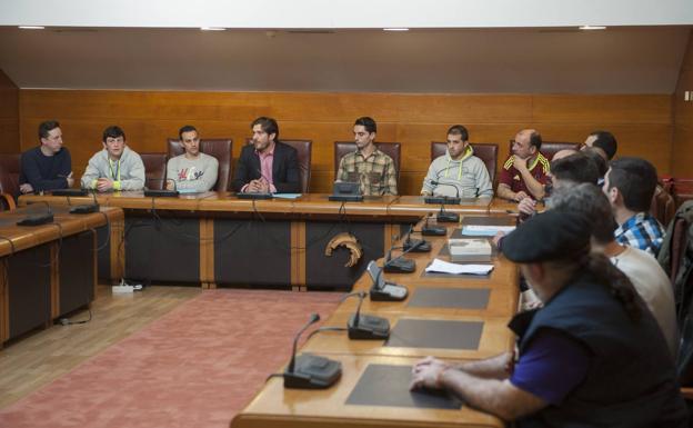 La firma del catálogo se llevó a cabo en la sala de comisiones del Parlamento de Cantabria./Daniel Pedriza