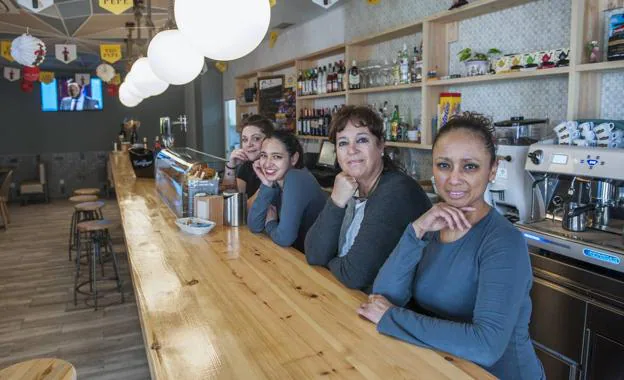 De izquierda a derecha, María Ordóñez, Samantha Heinsohn, Reyes Fernández y Carmen Rodríguez, en la cafetería Taten. /María Gil Lastra