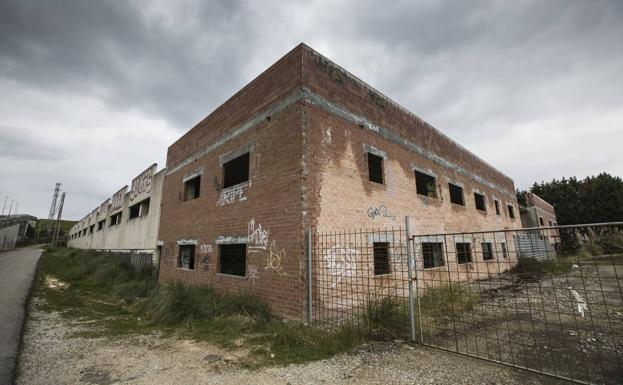 Edificio situado en Ojaiz que albergará la nueva sede de los talleres municipales y de la Policía Local de Santander./Javier Cotera