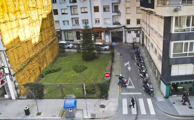 Solar situado en la calle La Paz de Santander que albergará el nuevo edificio municipal./Javier Cotera