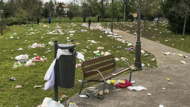 El parque de Mies de Meji, el barrio más afectado, presentaba ayer un aspecto desolador./Antonio 'Sane'