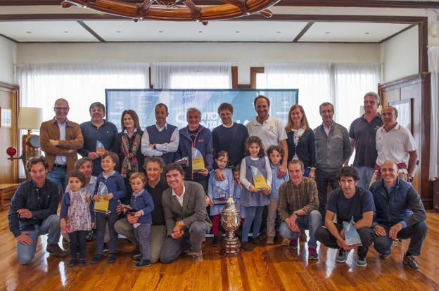 Foto de familia de los premiados en las pruebas del Circuito Montañés del fin de semana en J80 y cruceros, junto a la Copa Gallo. /María Gil Lastra