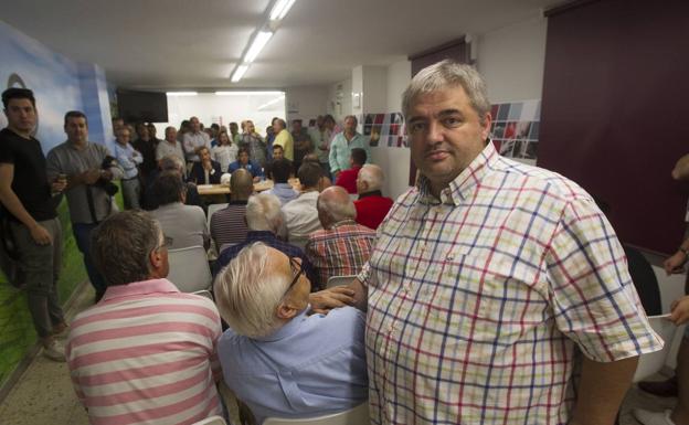 Peláez, en primer plano, en una reunión en la que la mayoría de los clubes de Cantabria le manifestaron su apoyo después de recibir amenazas./DM .