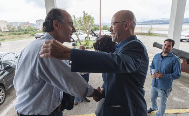 Ramón Arenas e Ignacio Diego, en la comida de los 'dieguistas' que se celebró en Laredo el pasado año./Daniel Pedriza