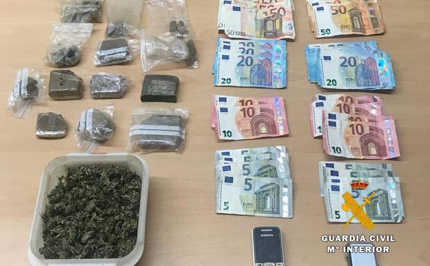 Droga y dinero intervenidos en el bar./OPC