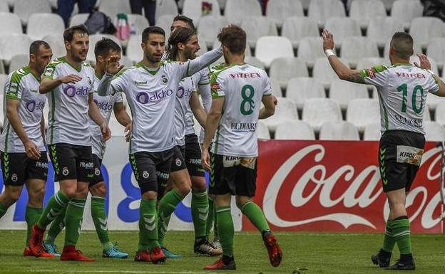 Los jugadores del Racing celebran el gol de Borja Lázaro que abrió la victoria frente a Osasuna B. /Daniel Pedriza