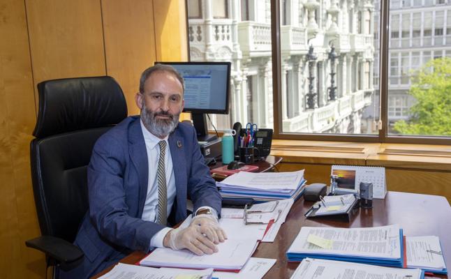 Gustavo García, director general de Empleo, sigue de cerca en su despacho la excepcional situación laboral de la región. Nacho Romero/