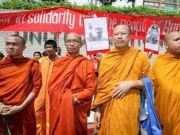 Monjes budistas durante una protesta frente al edificio de las Naciones Unidas en Bangkok para demandar la liberación de la líder de la oposición, Aung San Suu Ky, así como de los prisioneros políticos. /EFE/