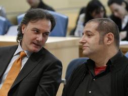 El dibujante Guillermo Torres y el guionista Manel Fontdevila durante el juicio en la Audiencia Nacional tras el que fueron condenados por la portada de los Príncipes. / Archivo/