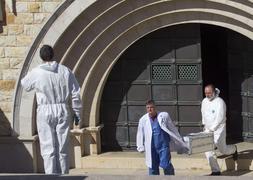 Operarios del Ayuntamiento de Palma de Mallorca transportan el recipiente con las muestras de los restos de Joan March. / Efe/