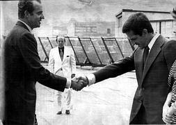 Adolfo Suárez, presidente del Gobierno, acompañado de su esposa saluda al Rey en Santiago./