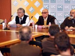 Antonio Orihuela, Francisco Peralto y Antonio Montesino en el acto del Paraninfo de la UC . / R. RUIZ/