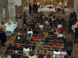 La iglesia, llena de fieles. / J. L. S./