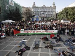 El grueso de la manifestación concentrado en la Plaza de Pombo. / Celedonio/