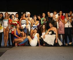 Foto de familia de todas las participantes en la muestra, que tuvo lugar en la sala 'Cape Diem'. / SANE/